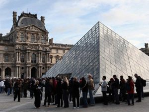 Fachada principal del Museo del Louvre, en París, donde un grupo de ladrones ejecutó un robo de joyas en apenas siete minutos.