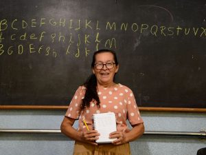 **Pie de foto sugerido:** Natividad de la Paz Hernández, de 65 años, aprende a escribir su nombre en las aulas de FUSATE, cumpliendo el sueño que su infancia le negó. Foto/ elsalvador.com