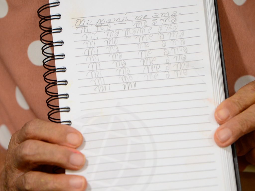 Natividad de la Paz Hernández, de 65 años, está aprendiendo a escribir y a leer. Foto/ elsalvador.com