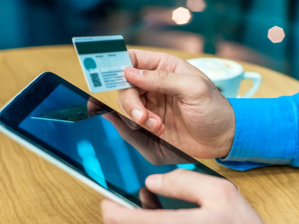 Cada vez más salvadoreños usan billeteras digitales para recibir remesas desde el extranjero, aprovechando su rapidez y bajos costos.