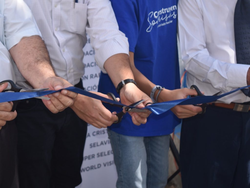 Representantes de la Fundación Rafael Meza Ayau, FUNDASAL, la Parroquia Cristo Redentor y aliados institucionales participaron en el corte de listón que marcó la inauguración del proyecto “Mejora de saneamiento ambiental” en la comunidad Cristo Redentor 2. Fotografía/ Lissette Figueroa
