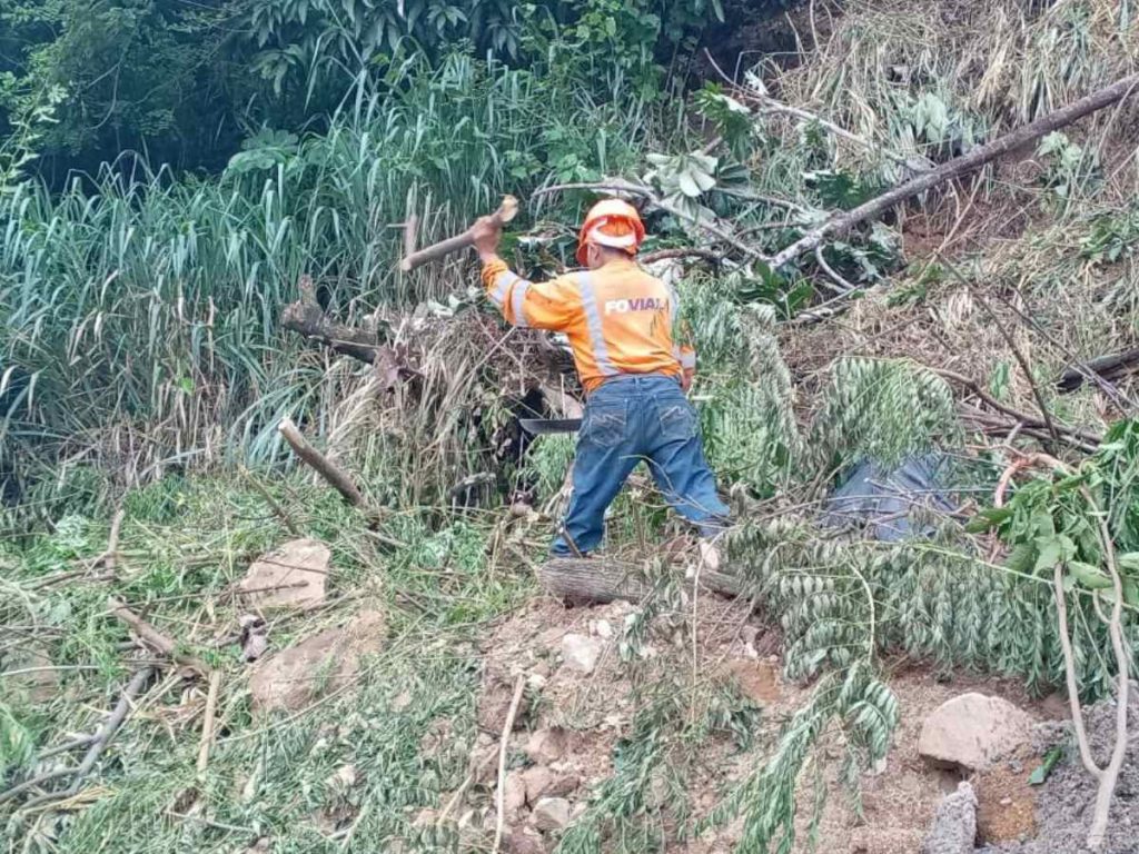 Este domingo se realizaron obras de mitigación de talud en el kilómetro 6 de la autopista a Comalapa. Fotografía/ Cuenta de X de FOVIALITO