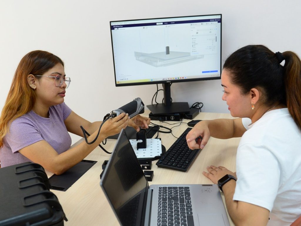 Autoridades de la Universidad de El Salvador reconocieron el esfuerzo de las estudiantes y su aporte a la investigación científica. Fotografía/ elsalvador.com