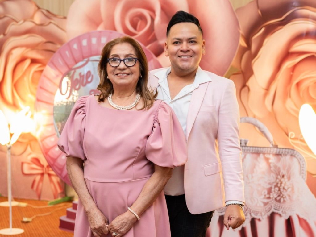 Adelio Castro junto a su madre, a quien siempre consideró su pilar fundamental. Fotografía/ Facebook Adelio Castro