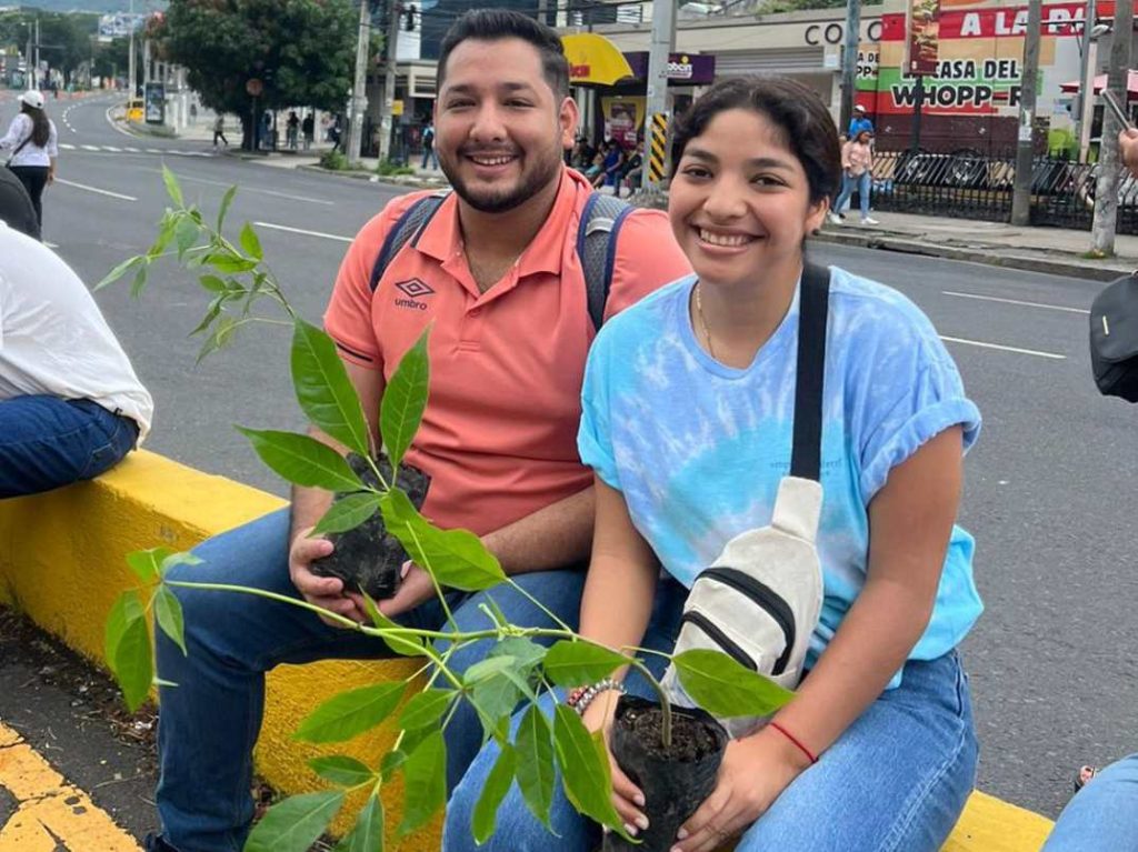 Entrega de arbolitos gratis MOP