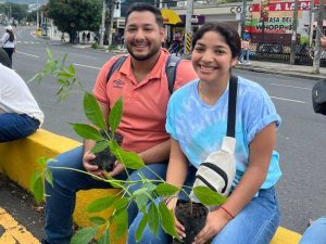 Entrega de arbolitos gratis MOP