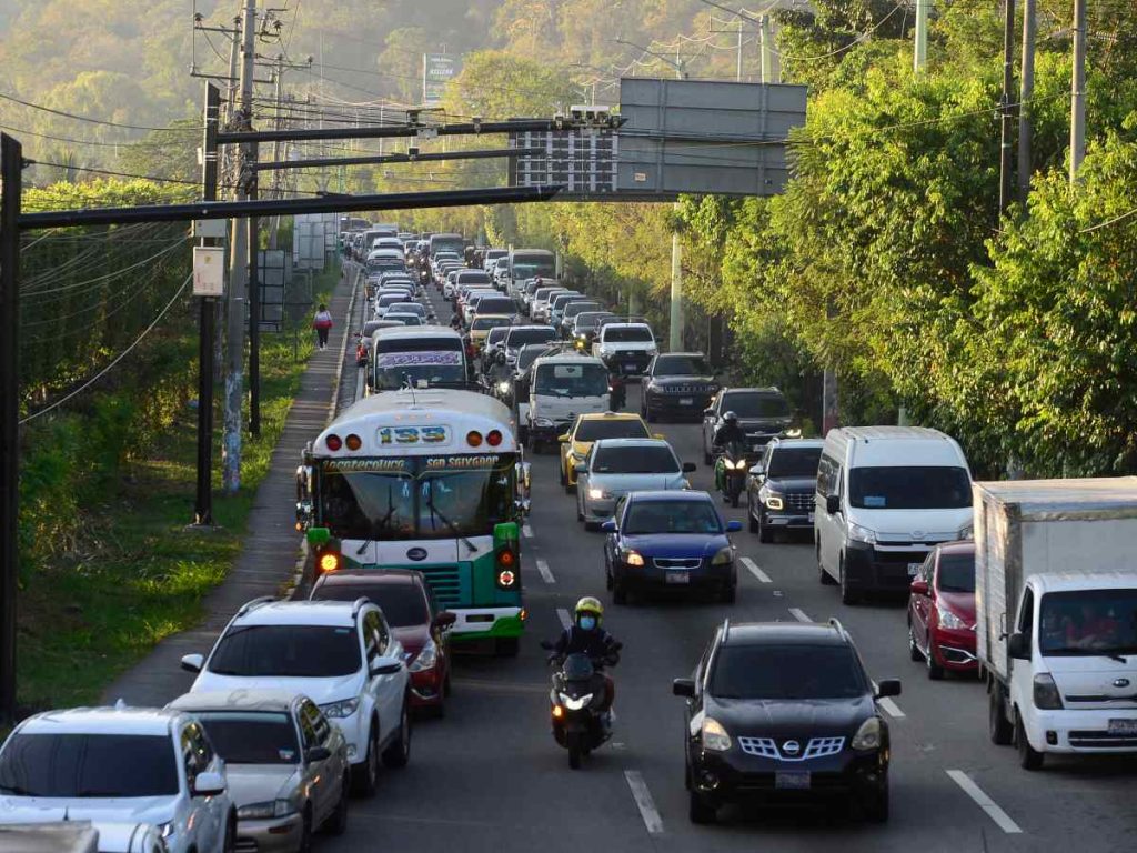 Actualmente circulan casi 2 millones de vehículos en El Salvador, una cifra que impulsa la urgente transformación del sistema de transporte colectivo.