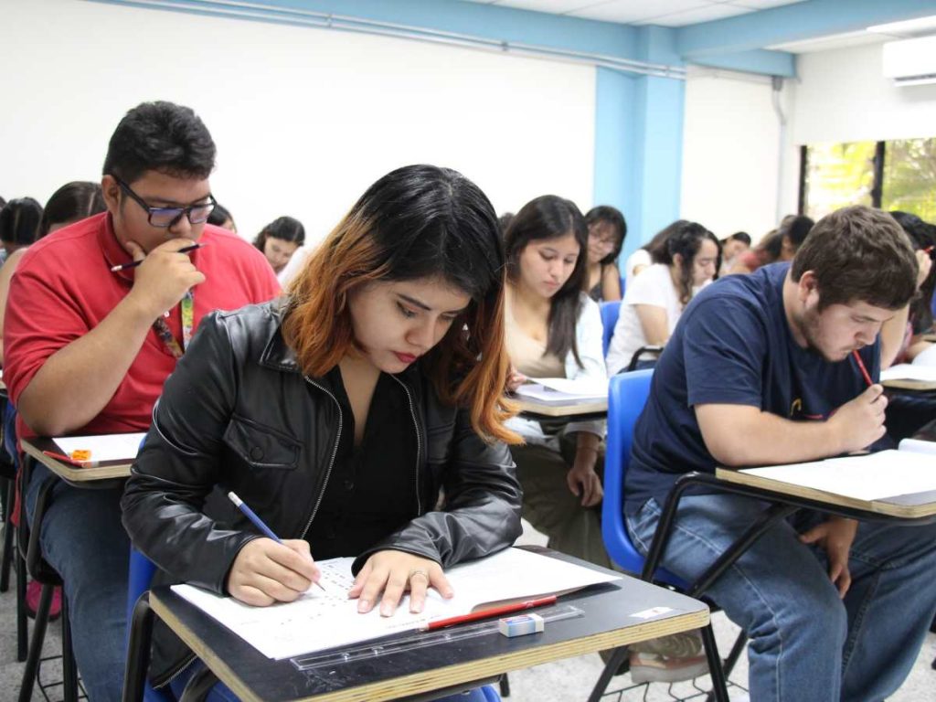 Estudiantes UES El Salvador