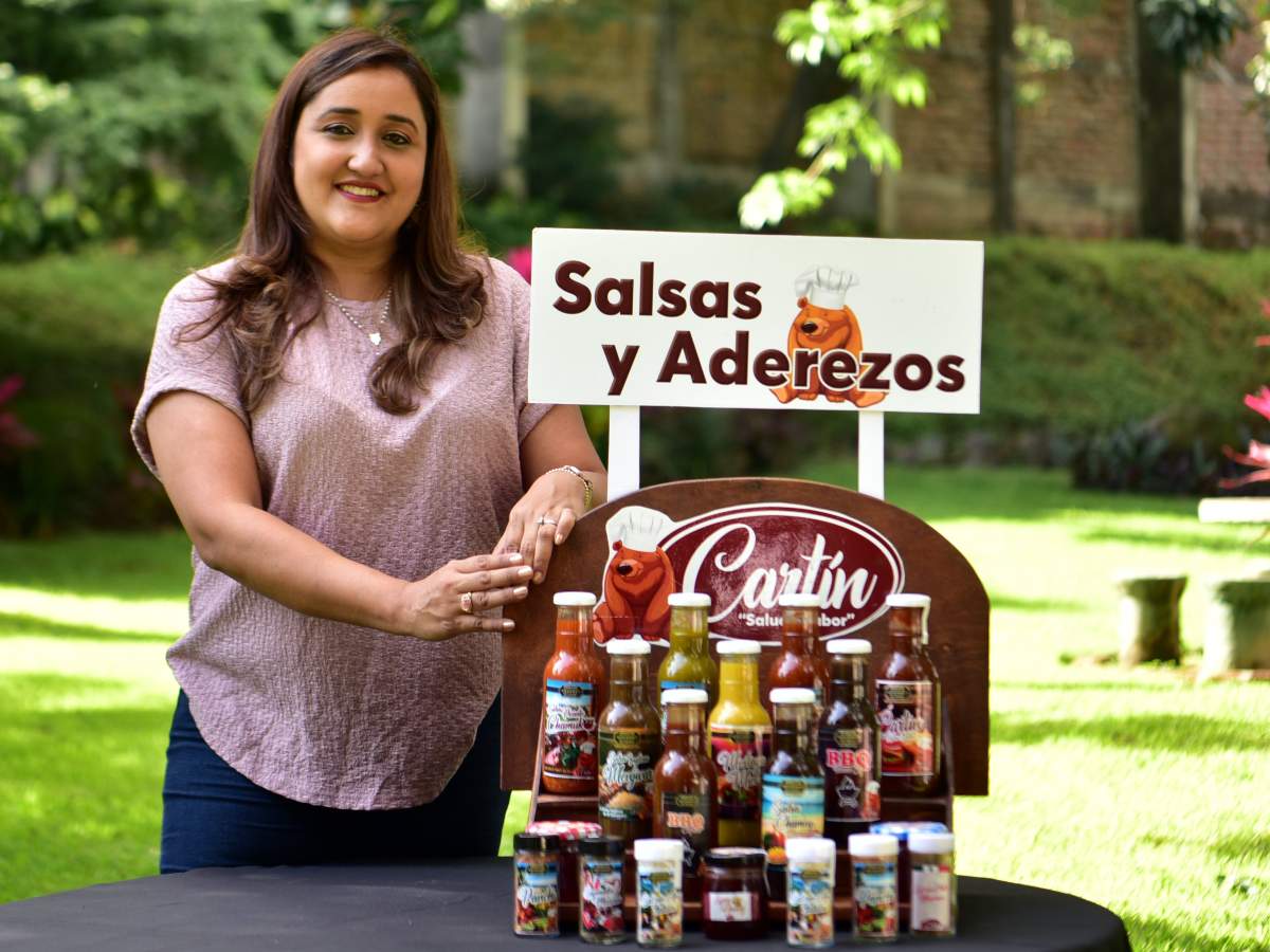 Katya Porras, emprendedora de la empresa Cartin, muestra las salsas y aderezos que produce y comercializa. Participa en ferias de emprendedores para dar a conocer sus productos.