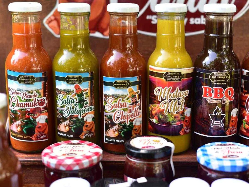 Productos Cartín ofrece 14 sabores, entre ellos salsas picantes como chipotle, jalapeño y chamoy, y aderezos como mostaza miel, su producto más solicitado.
