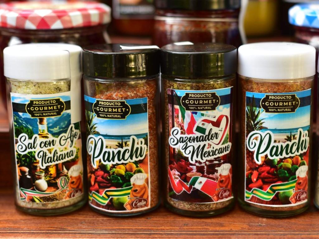 Elaborados en casa, los condimentos de Productos Cartín —como tajín, sal italiana y sal mexicana— mantienen su calidad gracias a procesos estandarizados.