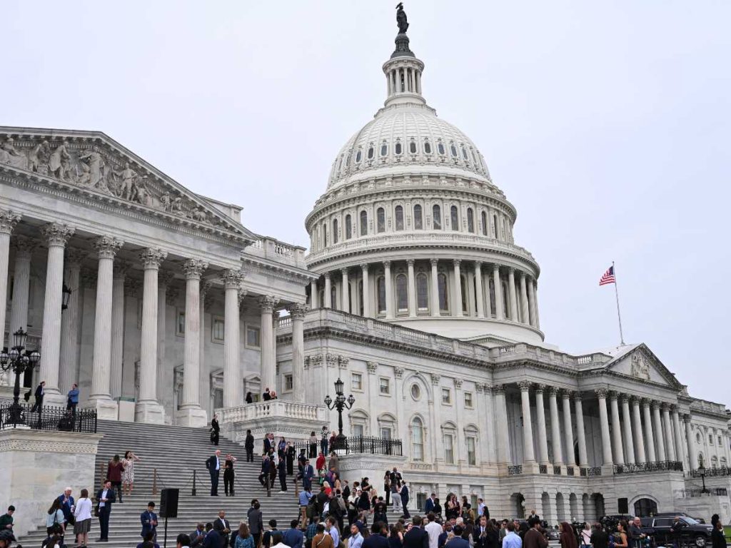 Líderes demócratas y republicanos mantienen un enfrentamiento por el financiamiento de la atención médica.