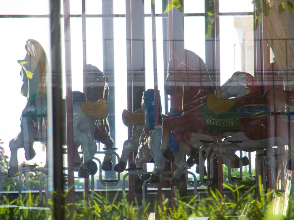 del edificio destaca una rueda de caballitos, que recuerda a las ferias populares. /Juan Martínez