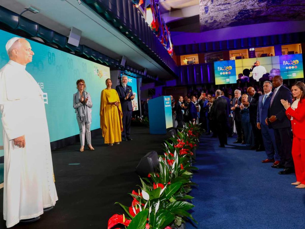 ROMA (ITALIA), 16/10/2025.– La reina Letizia y el papa León XIV durante los actos del Día Mundial de la Alimentación, en la sede de la FAO. 