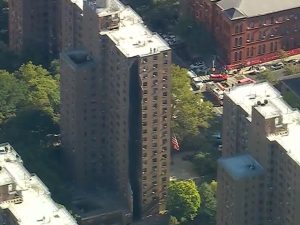 El colapso dejó una columna vacía visible desde el suelo hasta el techo del edificio.