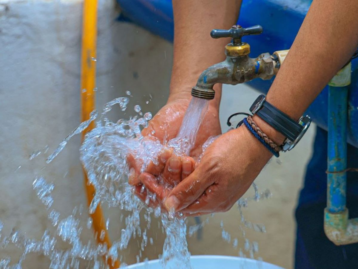 En zonas urbanas, el acceso al agua por cañería alcanza el 94% de los hogares, mientras que en las zonas rurales llega al 63%.