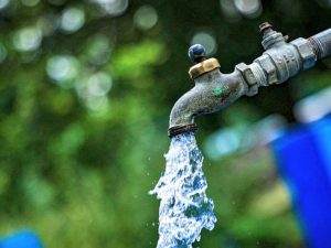 Ocho de cada diez hogares salvadoreños cuentan con acceso al agua por cañería, según la Encuesta de Propósitos Múltiples 2024.