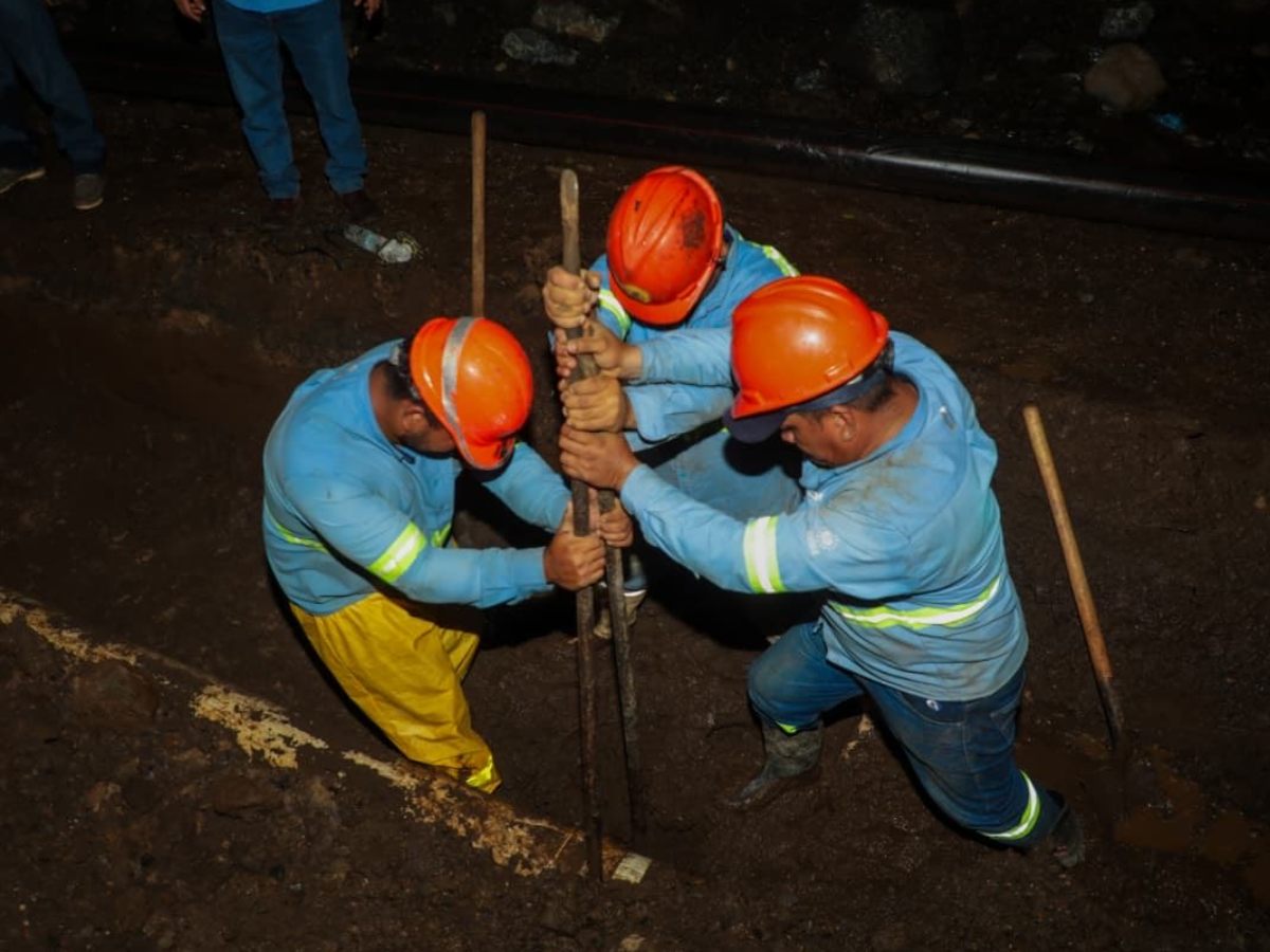 Técnicos de ANDA concluyeron los trabajos de reubicación de tuberías sobre la carretera del Litoral, en el Puerto de La Libertad. /ANDA