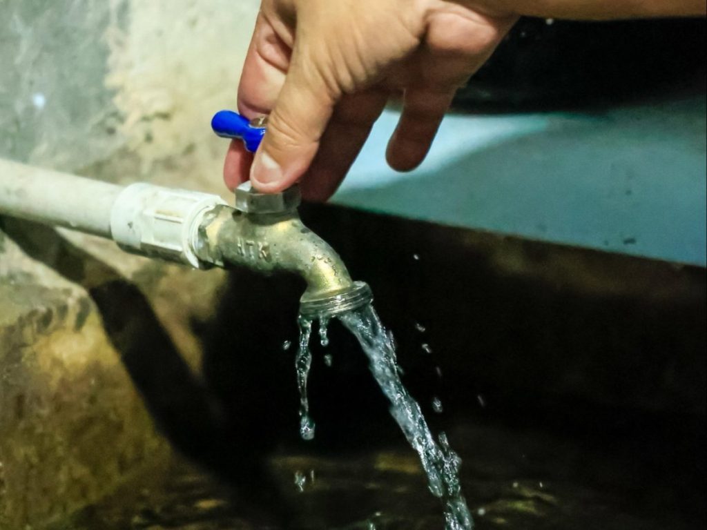 Técnicos de ANDA concluyeron los trabajos de reubicación de tuberías sobre la carretera del Litoral, en el Puerto de La Libertad. /ANDA