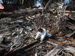 Las autoridades californianas investigan las causas del incendio en Pacific Palisades, que dejó una docena de muertos y miles de viviendas destruidas.
