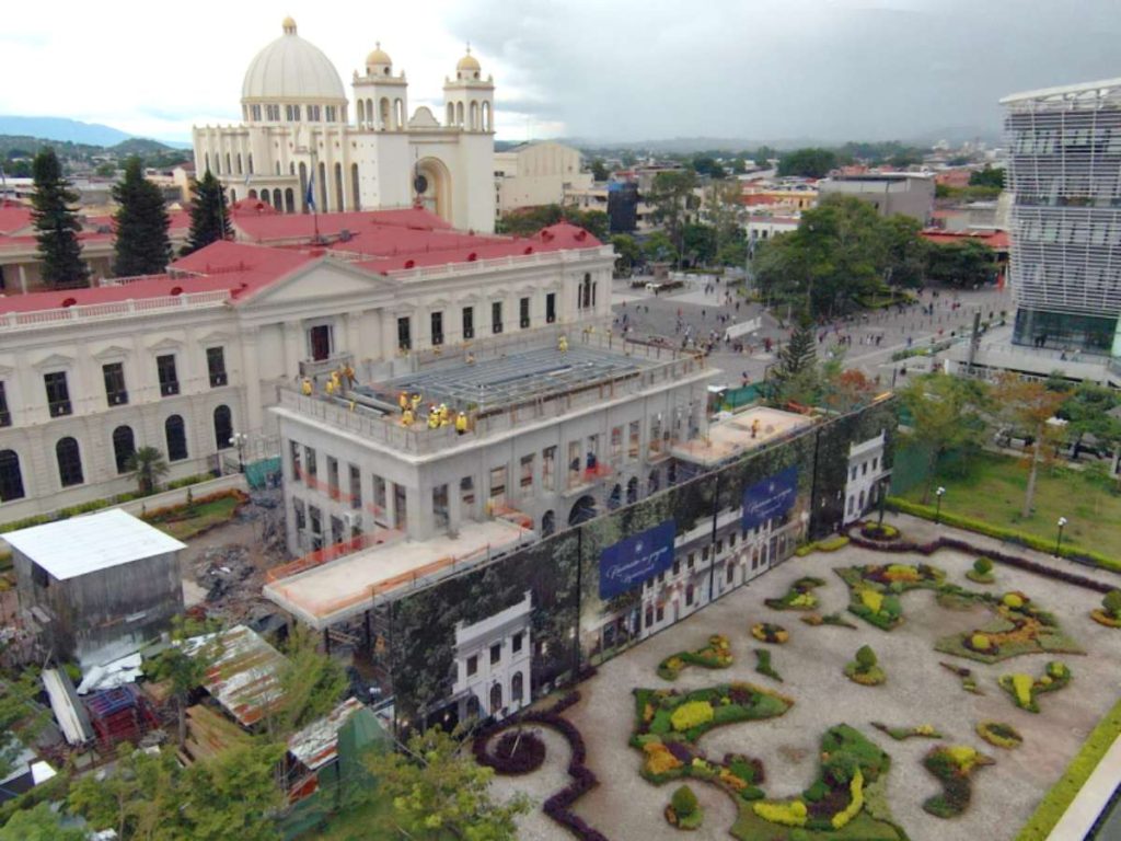 En el Centro Histórico de San Salvador, entre la Biblioteca Nacional BINAES y el Palacio Nacional, avanza la restauración del histórico Hotel El Palacio.