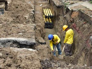 La instalación subterránea avanza a buen ritmo en la 1.ª y 3.ª avenida Sur, donde ya se completaron varios tramos.
