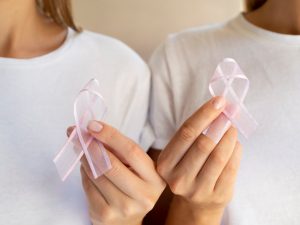 Usar el lazo rosa es más que un símbolo: es un llamado a actuar y a no postergar el cuidado propio.