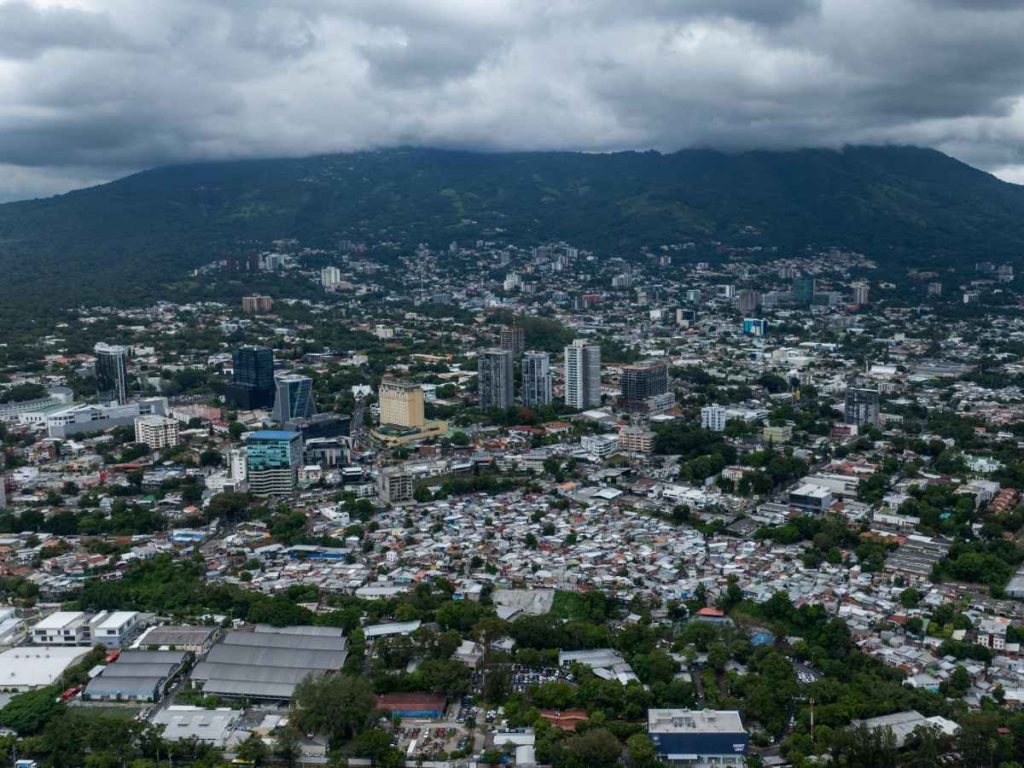 El ministro de Medio Ambiente, Fernando López, informó que varios sistemas climáticos mantienen las lluvias sobre el territorio salvadoreño.