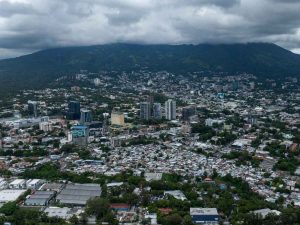 El ministro de Medio Ambiente, Fernando López, informó que varios sistemas climáticos mantienen las lluvias sobre el territorio salvadoreño.