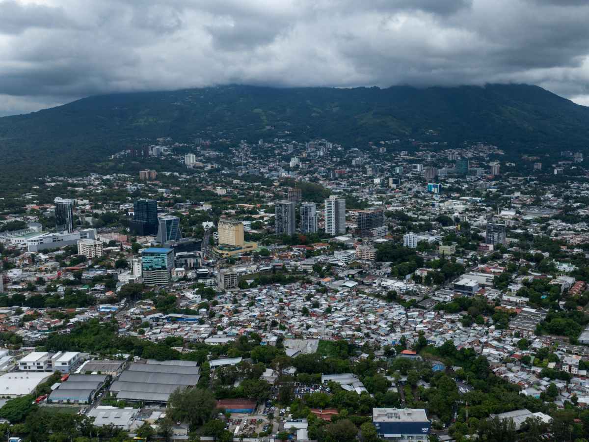 El ministro de Medio Ambiente, Fernando López, informó que varios sistemas climáticos mantienen las lluvias sobre el territorio salvadoreño.