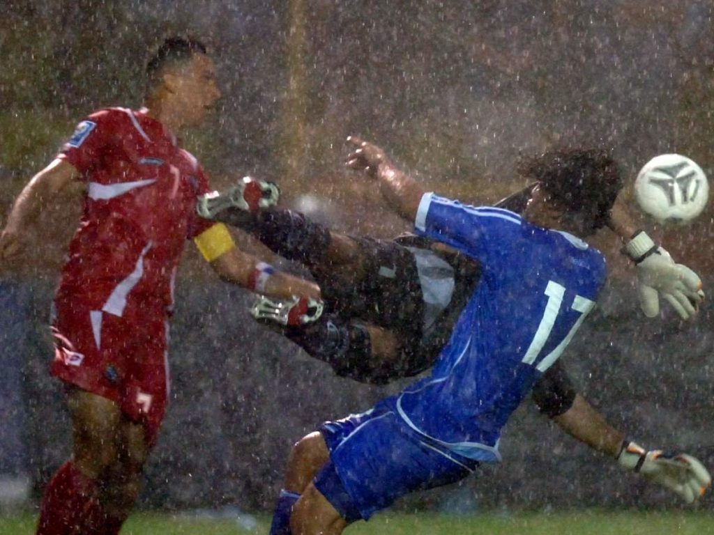 Lluvia ligera cae sobre el estadio Cuscatlán minutos antes del inicio del encuentro entre El Salvador y Guatemala.