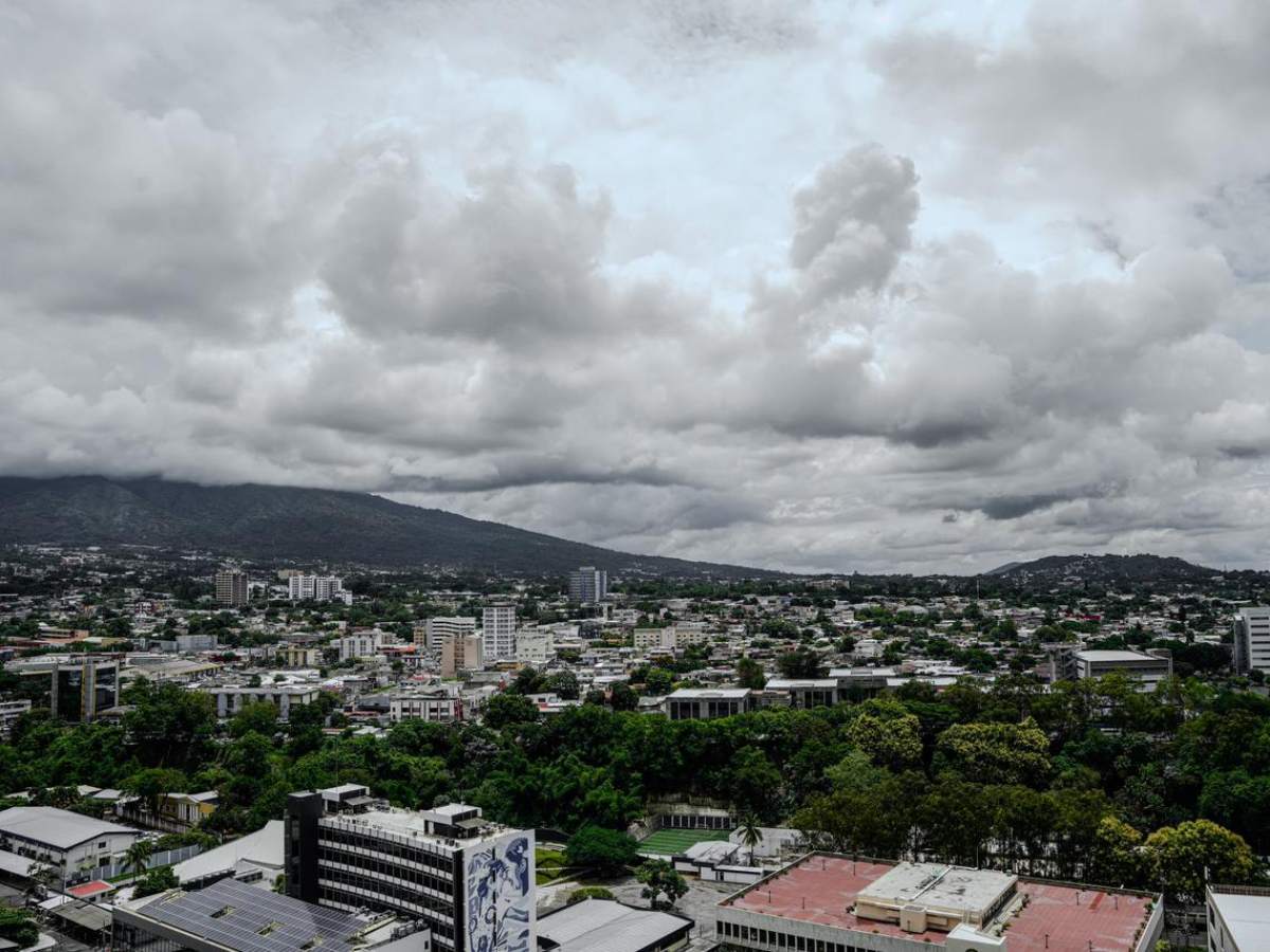 El MARN pronostica lluvias y tormentas este sábado 18 de octubre, sobre todo en la tarde y noche, en la zona central y occidental del país.