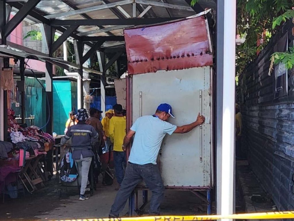Los comerciantes de Santa Ana ya comenzaron su traslado temporal para permitir el inicio de la reconstrucción.