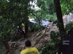 Una mujer murió tras un derrumbe en la colonia Beatriz, en el distrito de Ciudad Delgado, durante las lluvias de la madrugada del martes.
