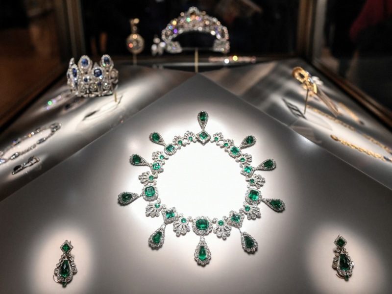 Collar y pendientes del conjunto de joyas de la emperatriz María Luisa, exhibidos en la Galería de Apolo. Son parte de las que fueron robadas. / Foto AFP