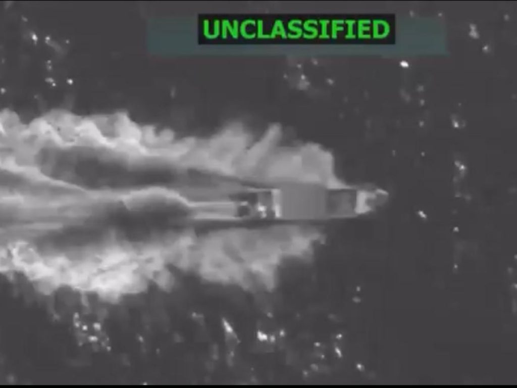 aptura de pantalla de un video publicado en la cuenta oficial de la red social X @SecWar del secretario del Departamento de Defensa estadounidense, Pete Hegseth, que muestra un ataque contra una embarcación en aguas del océano Pacífico.