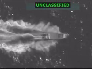 aptura de pantalla de un video publicado en la cuenta oficial de la red social X @SecWar del secretario del Departamento de Defensa estadounidense, Pete Hegseth, que muestra un ataque contra una embarcación en aguas del océano Pacífico.