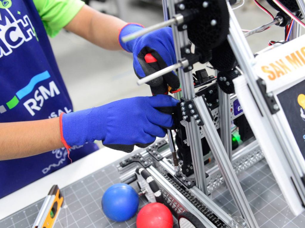 Bajo la guía de su mentora Fátima López, los jóvenes perfeccionan diseño, construcción y programación de robots.