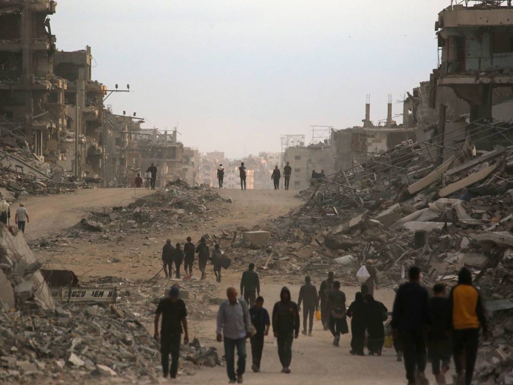 Cientos de miles de palestinos regresaron a la devastada ciudad de Gaza tras la entrada en vigor del alto el fuego entre Israel y Hamás.