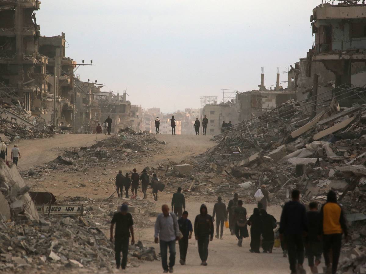 Cientos de miles de palestinos regresaron a la devastada ciudad de Gaza tras la entrada en vigor del alto el fuego entre Israel y Hamás.