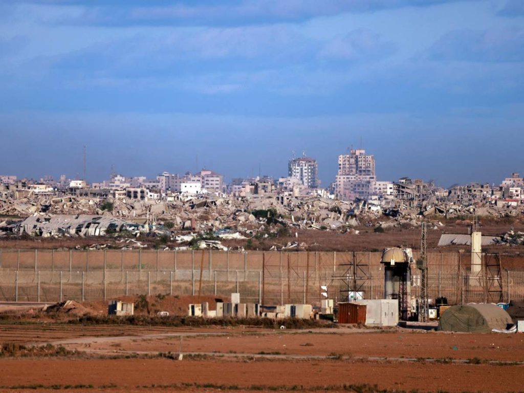 Las fuerzas israelíes declararon un alto el fuego y se retiraron de algunas posiciones en Gaza el 10 de octubre, mientras miles de palestinos desplazados comenzaban a regresar a sus hogares y las familias de los rehenes del 7 de octubre esperaban noticias.