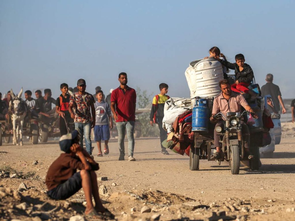 Palestinos se dirigen a la ciudad de Gaza a través del llamado "corredor Netzarim" desde Nuseirat, en el centro de la Franja de Gaza, el 11 de octubre de 2025.