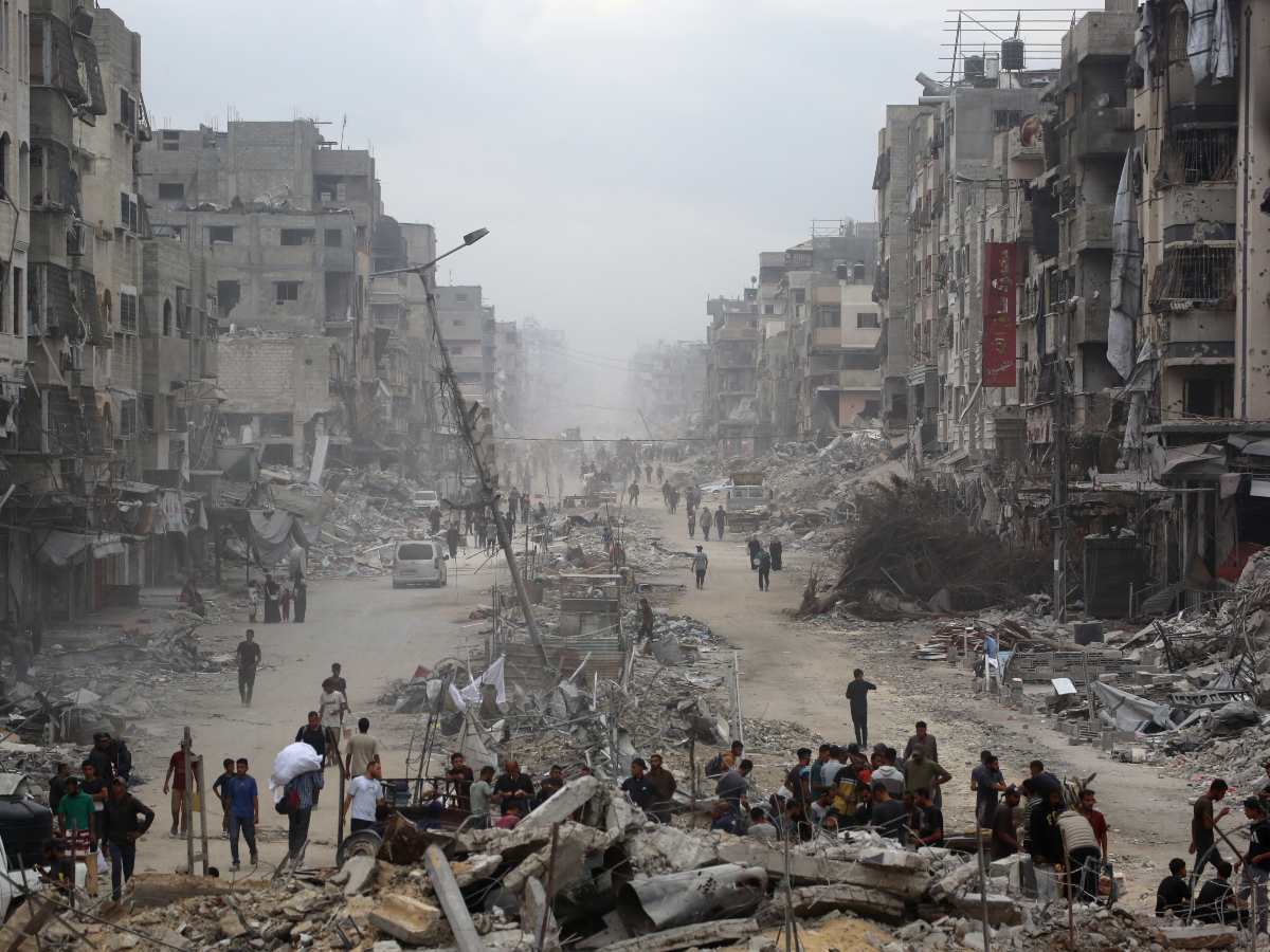 Cientos de miles de palestinos regresaron a la devastada ciudad de Gaza tras la entrada en vigor del alto el fuego entre Israel y Hamás.