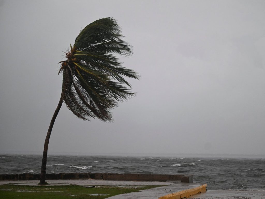El huracán Melissa avanza sobre el Caribe con vientos de hasta 260 km/h, dejando lluvias torrenciales y alerta máxima en Jamaica y países vecinos.