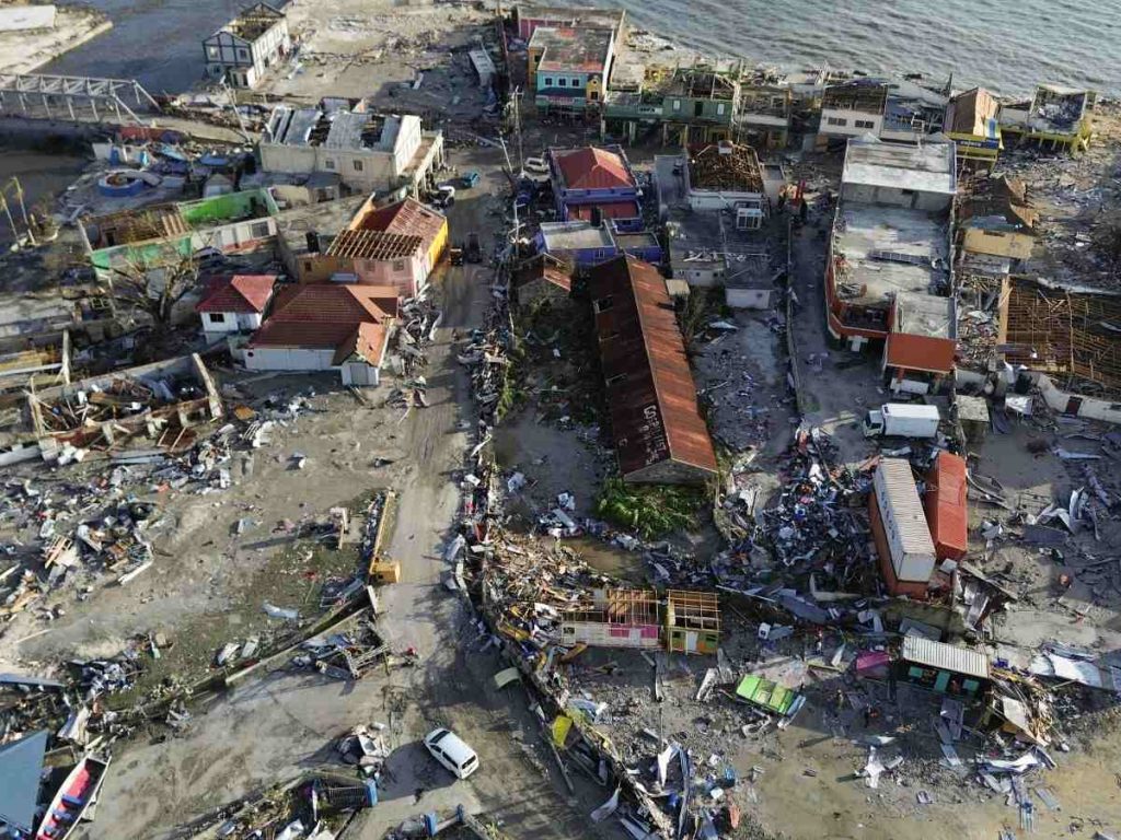 Una vista aérea muestra edificios destruidos tras el paso del huracán Melissa en Black River, St. Elizabeth, Jamaica, el 29 de octubre de 2025.