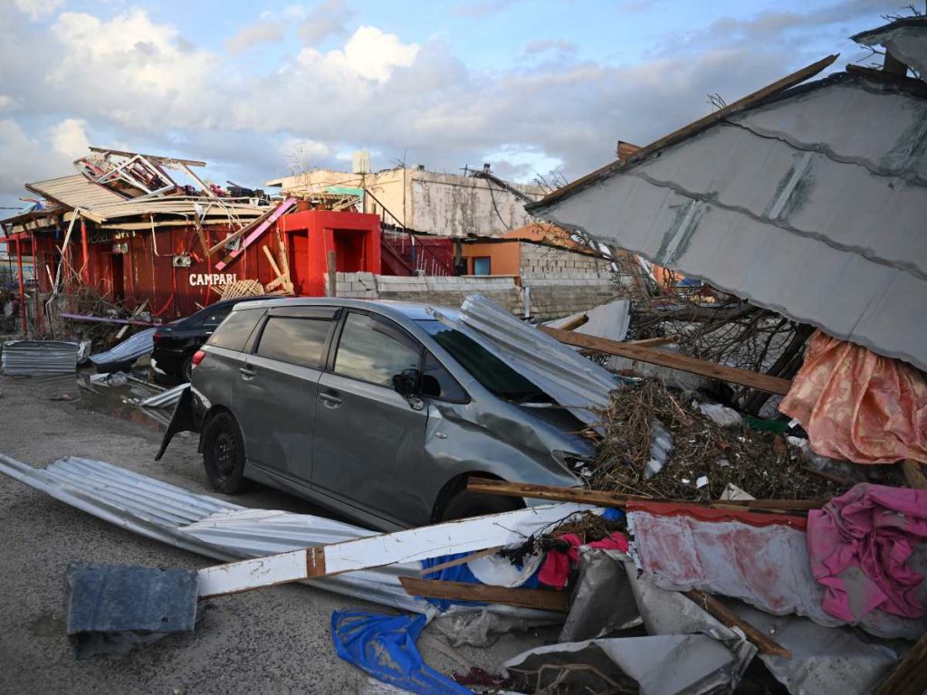 Se observa un automóvil y edificios circundantes dañados tras el paso del huracán Melissa, en Black River, St. Elizabeth, Jamaica, el 29 de octubre de 2025.