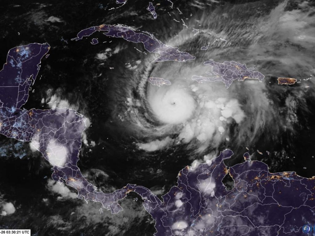 Imagen satelital de RAMMB/CIRA muestra al huracán Melissa acercándose a Jamaica con fuerza creciente y desplazamiento lento sobre el Caribe.