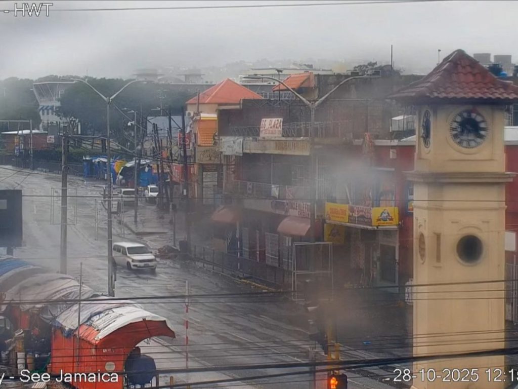 La captura de video cortesía de una cámara CCTV de SeeJamaica muestra el centro de Kingston el 28 de octubre de 2025 cuando el huracán Melissa toca tierra en Jamaica.