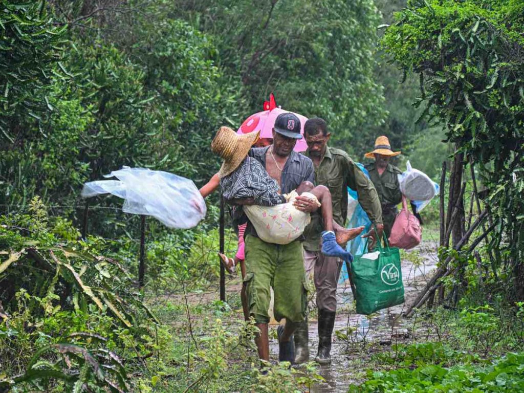 La captura de video cortesía de una cámara CCTV de SeeJamaica muestra el centro de Kingston el 28 de octubre de 2025 cuando el huracán Melissa toca tierra en Jamaica.