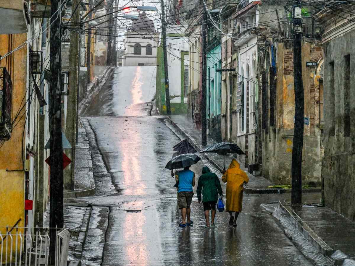 La gente camina por una calle antes de que el huracán Melissa azote la ciudad de Santiago de Cuba, Cuba, el 28 de octubre de 2025.